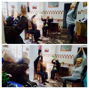 Actividad de yoga en el asilo Residencia Aurora en Sevilla
