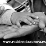 mano a mano entre abuelos y nietos. Residencia Aurora en Nervión Sevilla
