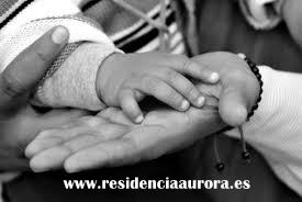 mano a mano entre abuelos y nietos. Residencia Aurora en Nervión Sevilla